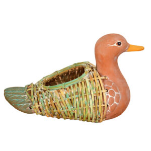 Pato de cerámica y mimbre