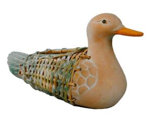 Pato de cerámica y mimbre