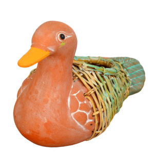 Pato de cerámica y mimbre