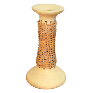 Candelabro de cerámica y mimbre (27 cms)