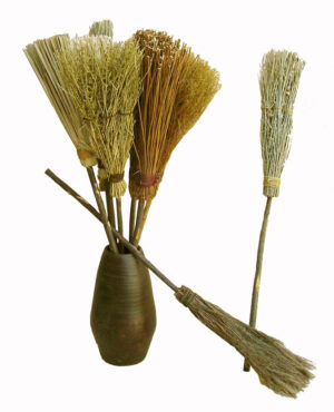 Escoba de materiales surtidos
