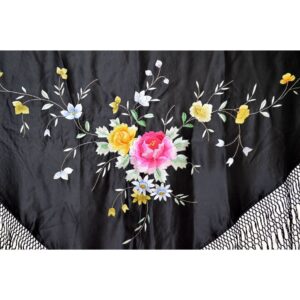 Mantón negro bordado