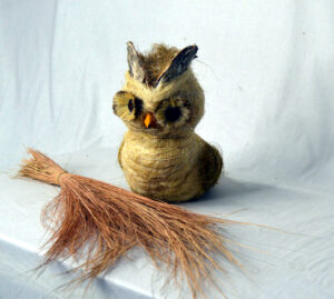 Búho de esparto y sisal